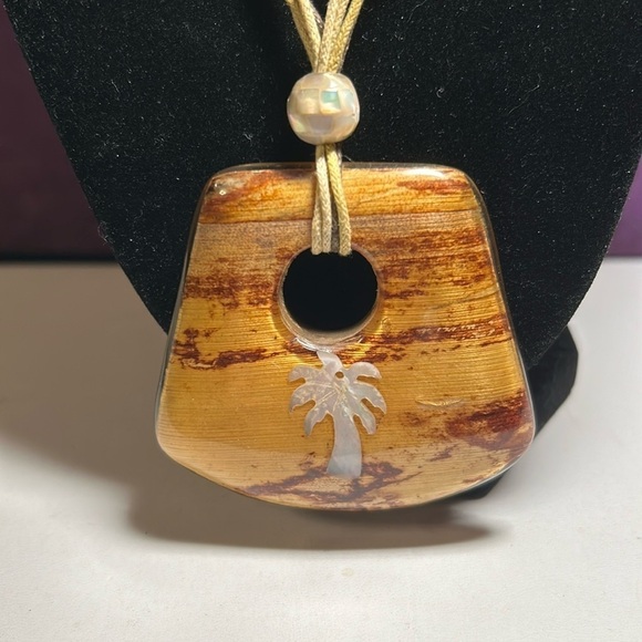 Wood & Palm Tree Necklace - Picture 1 of 9